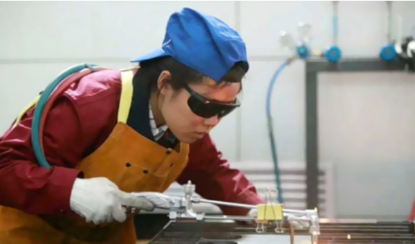 教育扶貧為貧困學(xué)子點(diǎn)燃希望之光